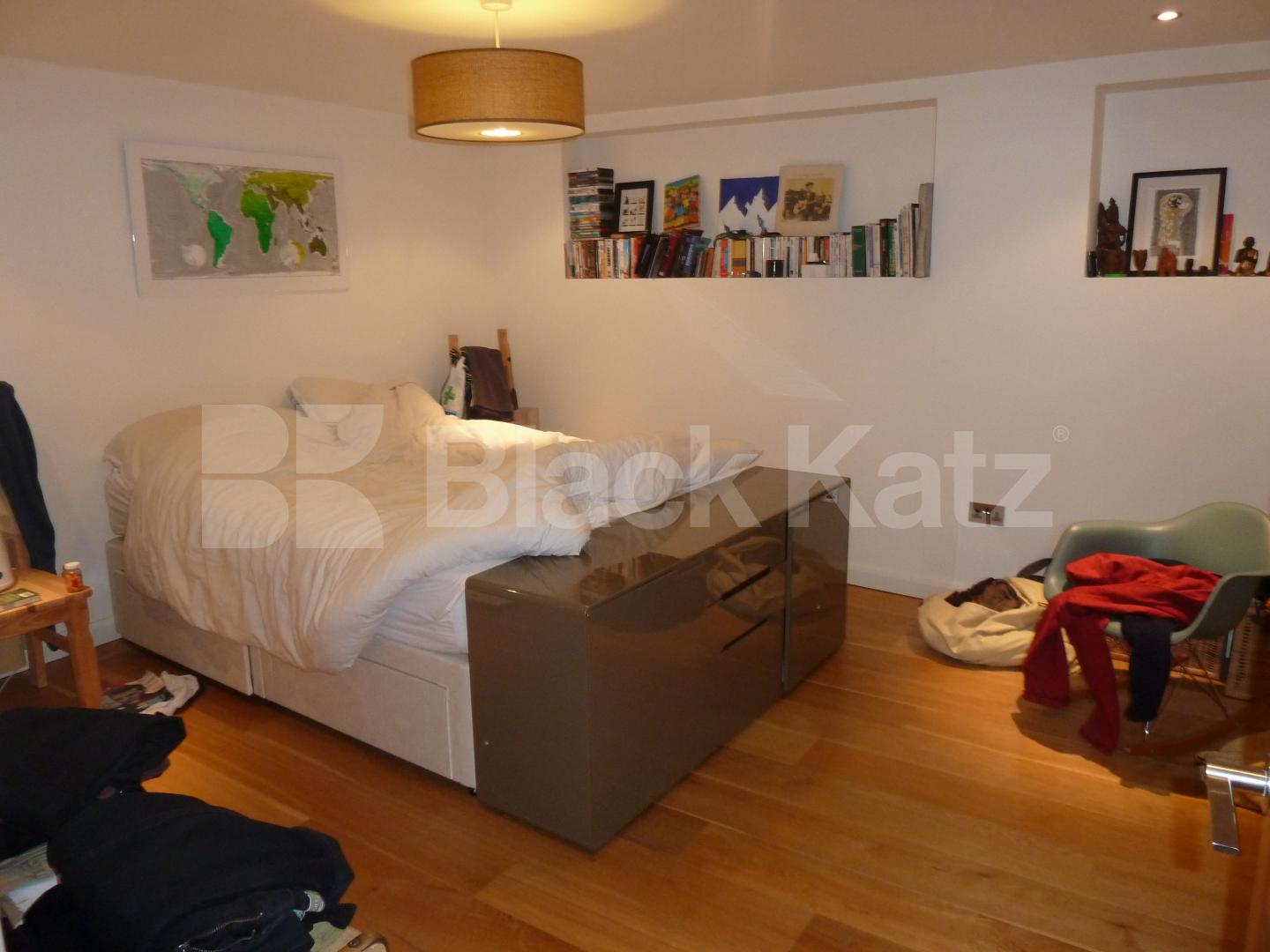 			An absolutely stunning apartment !!!, 2 Bedroom, 1 bath, 1 reception Flat			 Penton Street, ANGEL, ISLINGTON